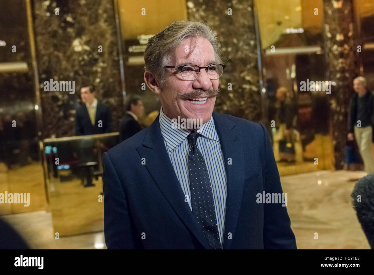 New York, Stati Uniti d'America. Xiii gen, 2017. Reporter e talk show host Geraldo Rivera è visto parlando con la stampa nella lobby di Trump Tower a New York, Stati Uniti d'America. Credito: Albin Lohr-Jones/Piscina via CNP /MediaPunch Foto Stock