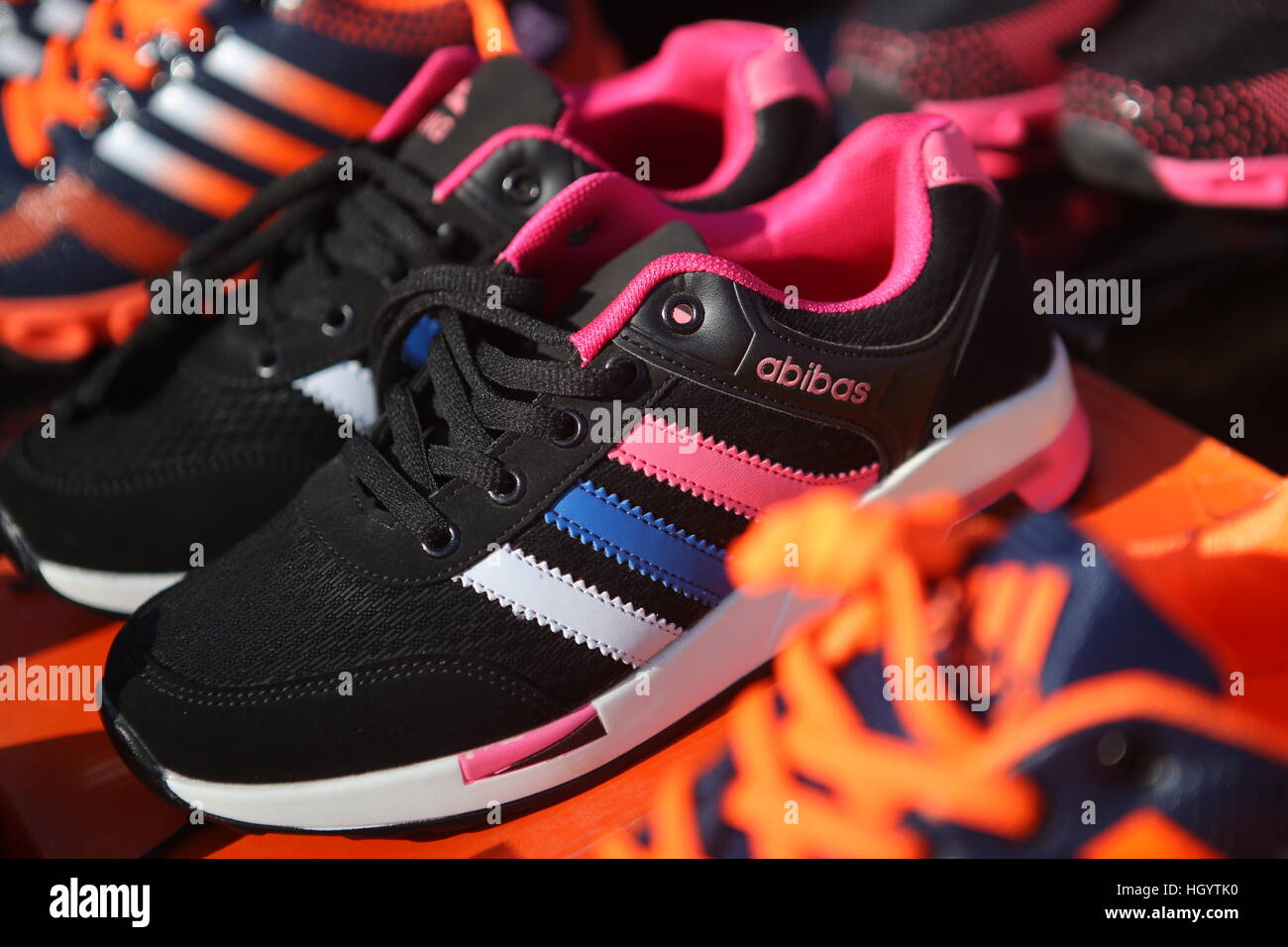 Fake shoes china immagini e fotografie stock ad alta risoluzione - Alamy