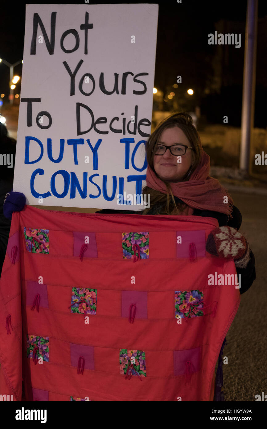 London, Ontario, Canada, 13 gennaio, 2017. I manifestanti segni di attesa di fronte alla sala degli alumni della London University of Western Ontario, dove il primo ministro del Canada, stava partecipando a un municipio Q&A. Londra è stata una delle sue battute di arresto come parte del suo cross-country tour. Credito: Rubens Alarcon/Alamy Live News Foto Stock