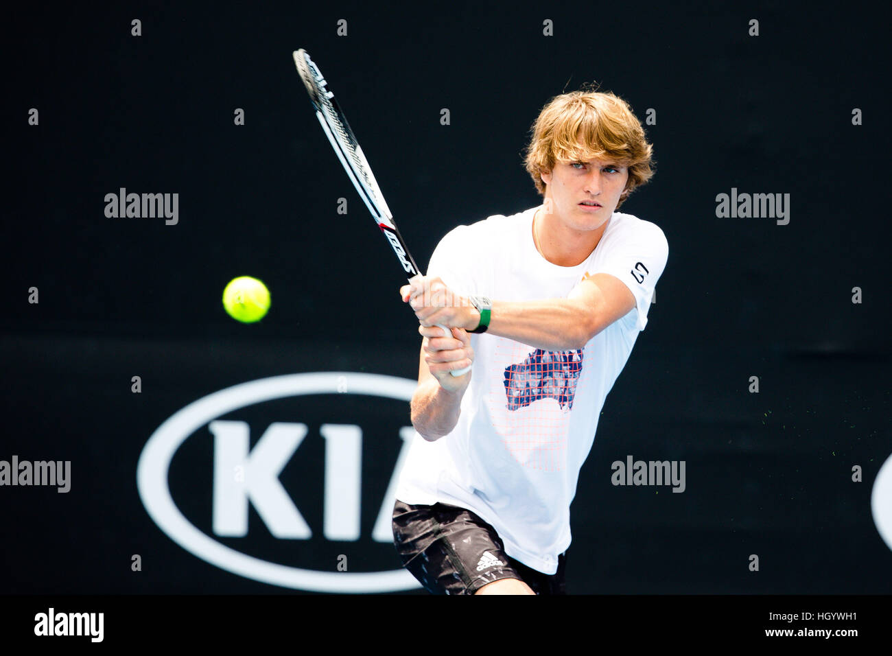 Alexander Zverev della Germania durante una sessione di prove libere al 2017 Open di Australia a Melbourne Park, Australia. Credito: Frank Molter/Alamy Foto Stock