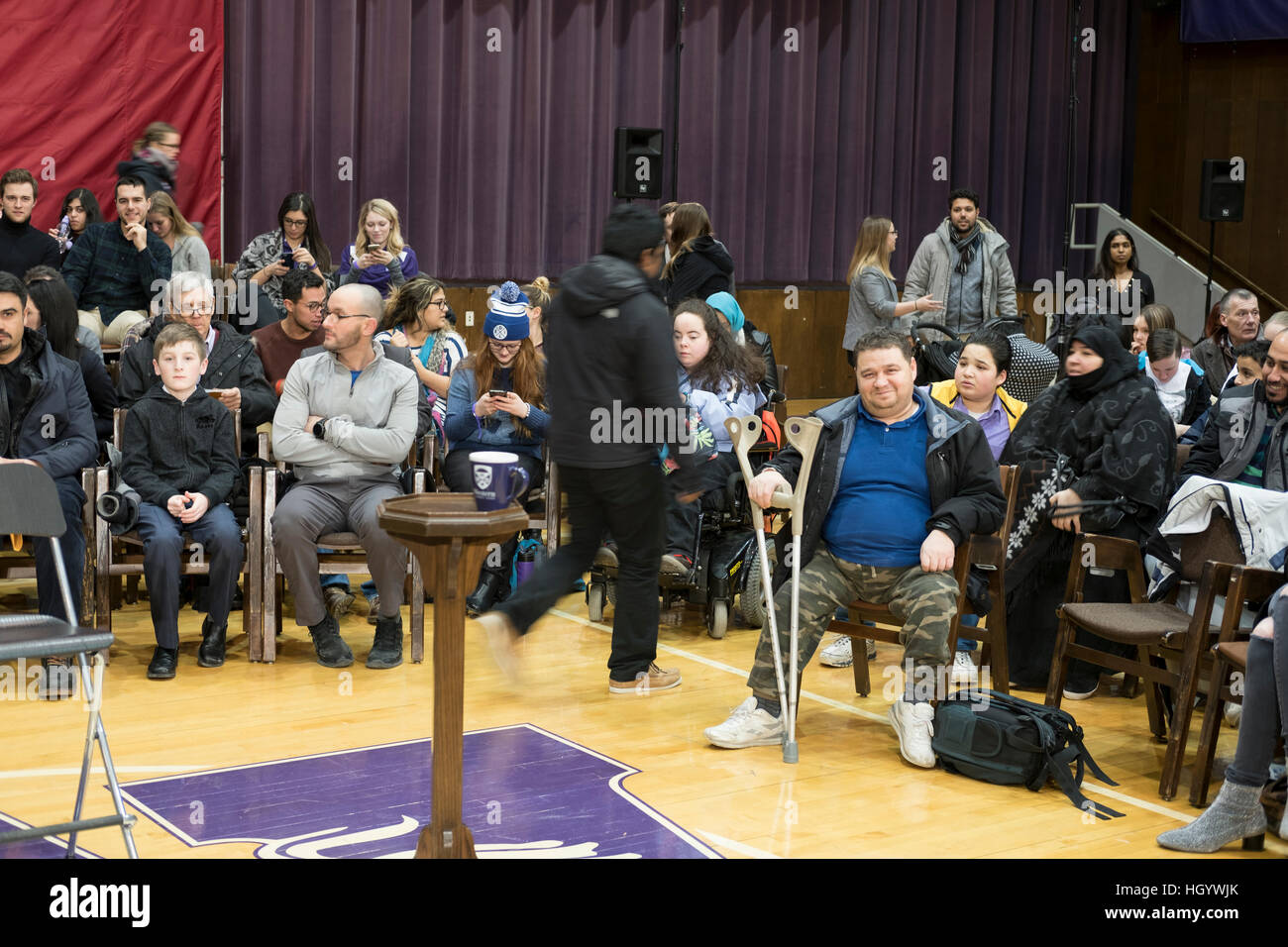 London, Ontario, Canada, 13 gennaio, 2017. I membri del pubblico di attendere per il primo ministro del Canada, prima dell'inizio di un municipio Q&A. Londra è stata quella del primo ministro si ferma come parte del suo cross-country tour. Credito: Rubens Alarcon/Alamy Live News Foto Stock