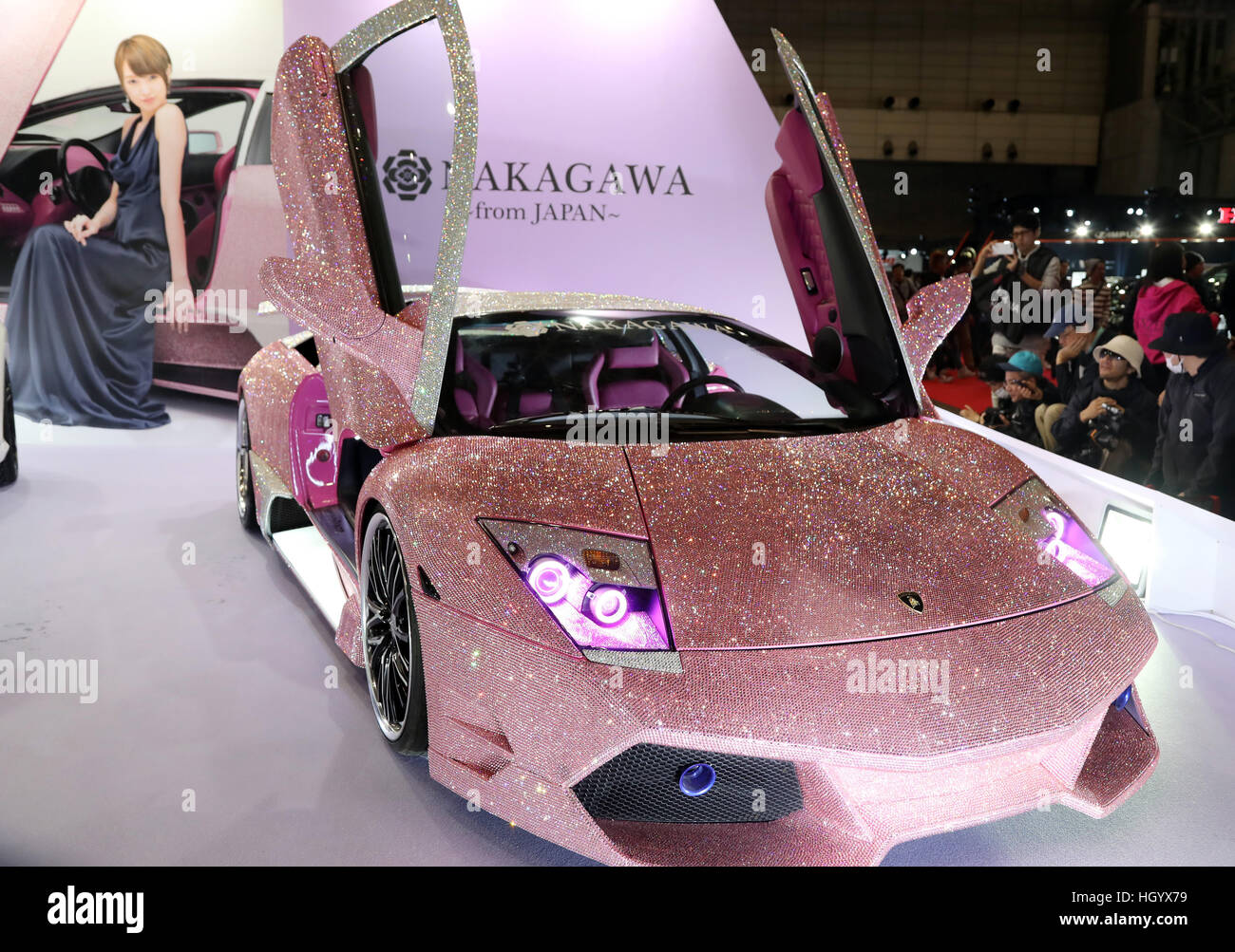 Chiba, Giappone. Xiii gen, 2017. Una Lamborghini veicolo decorato con  cristalli Swarovski è visualizzato al Tokyo Auto Salon 2017 in Chiba,  suburbana Tokyo il Venerdì, 13 gennaio 2017. Più di 400 automobili
