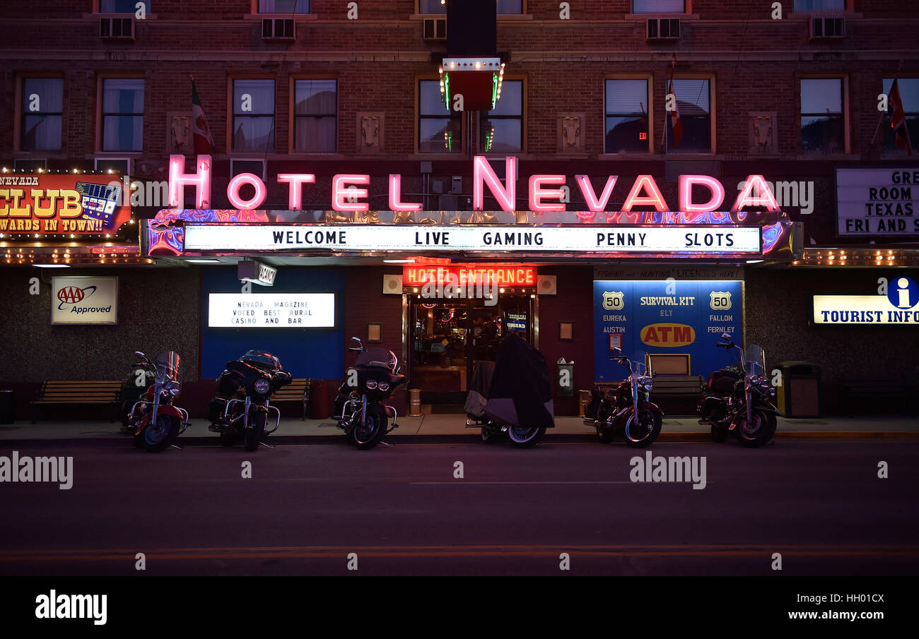 Ely, Nevada, Stati Uniti d'America. 11 Luglio, 2016. Motocicli sono inondati di luce al neon dall'Hotel Nevada lungo U.S. Autostrada 50 in Ely, Nevada. L'hotel a sei piani e costruito nel 1929, è una fermata obbligata per i turisti che partecipano in Nevada è ''isolate Road'' programma. Credito: David Becker/ZUMA filo/Alamy Live News Foto Stock