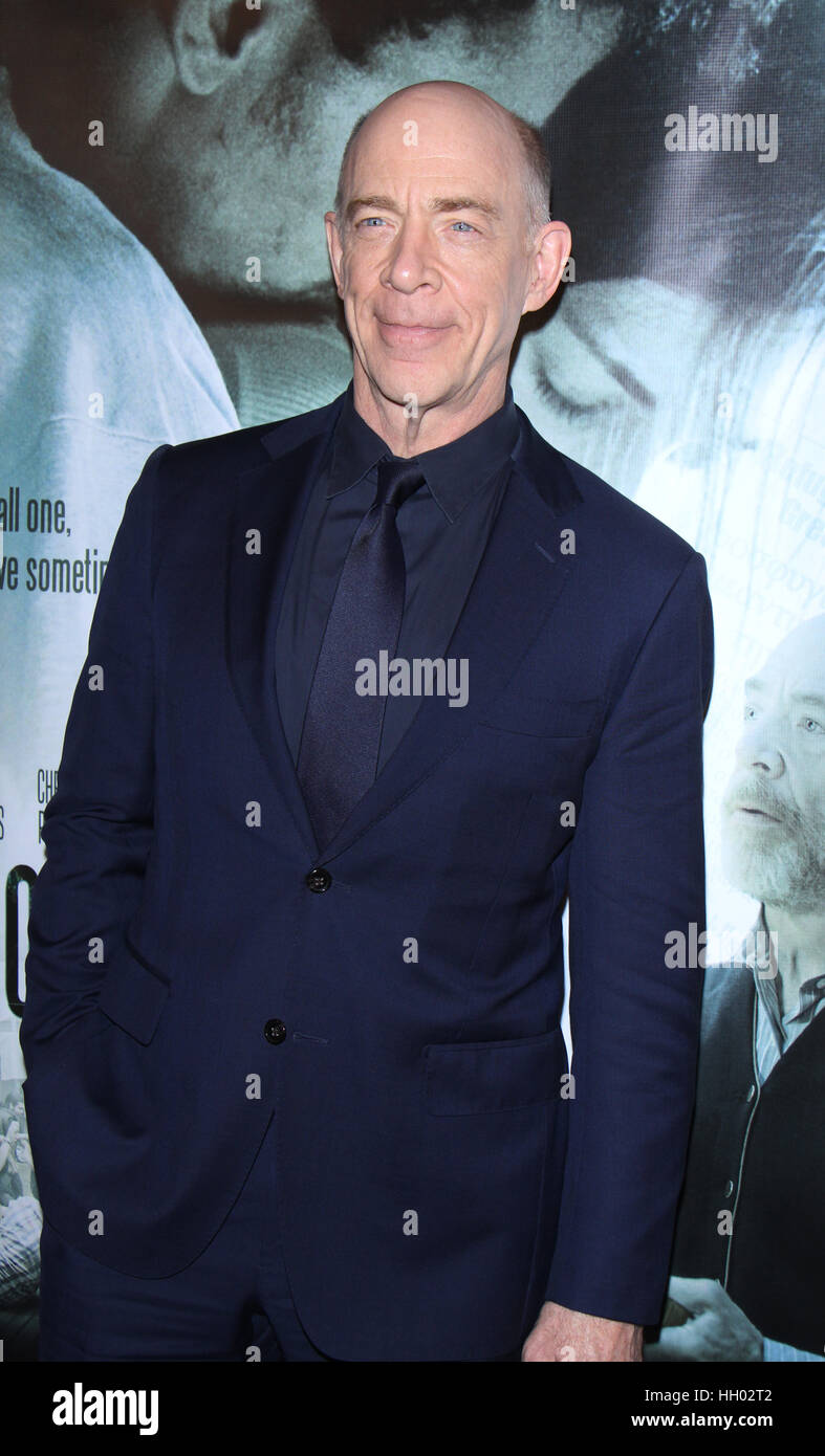 NEW YORK, NY- 13 GENNAIO: JK Simmons presso lo screening di due mondi separati presso il Village East Theatre di New York City il 13 gennaio 2017. Credito: RW/MediaPunch Foto Stock