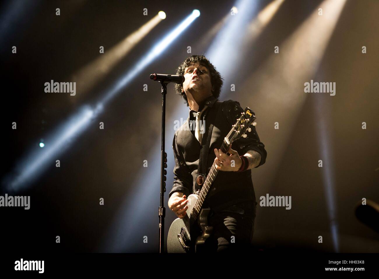 Assago, Milano, Italia. 14 gennaio 2017. Green Day eseguire live al Mediolanum Forum Credito: Roberto Finizio/ Alamy Live News Foto Stock