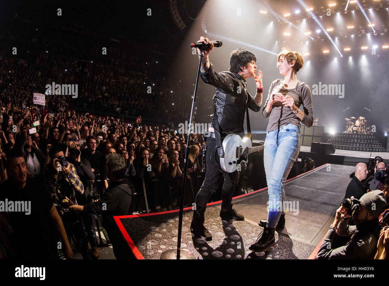 Milano Italia. 14 gennaio 2017. La American rock band Green Day suona dal vivo sul palco al Mediolanum Forum durante la rivoluzione "Radio Tour' Credit: Rodolfo Sassano/Alamy Live News Foto Stock