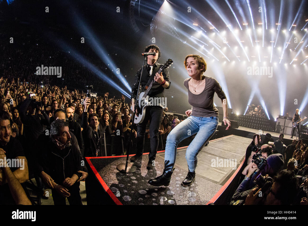 Milano Italia. 14 gennaio 2017. La American rock band Green Day suona dal vivo sul palco al Mediolanum Forum durante la rivoluzione "Radio Tour' Credit: Rodolfo Sassano/Alamy Live News Foto Stock