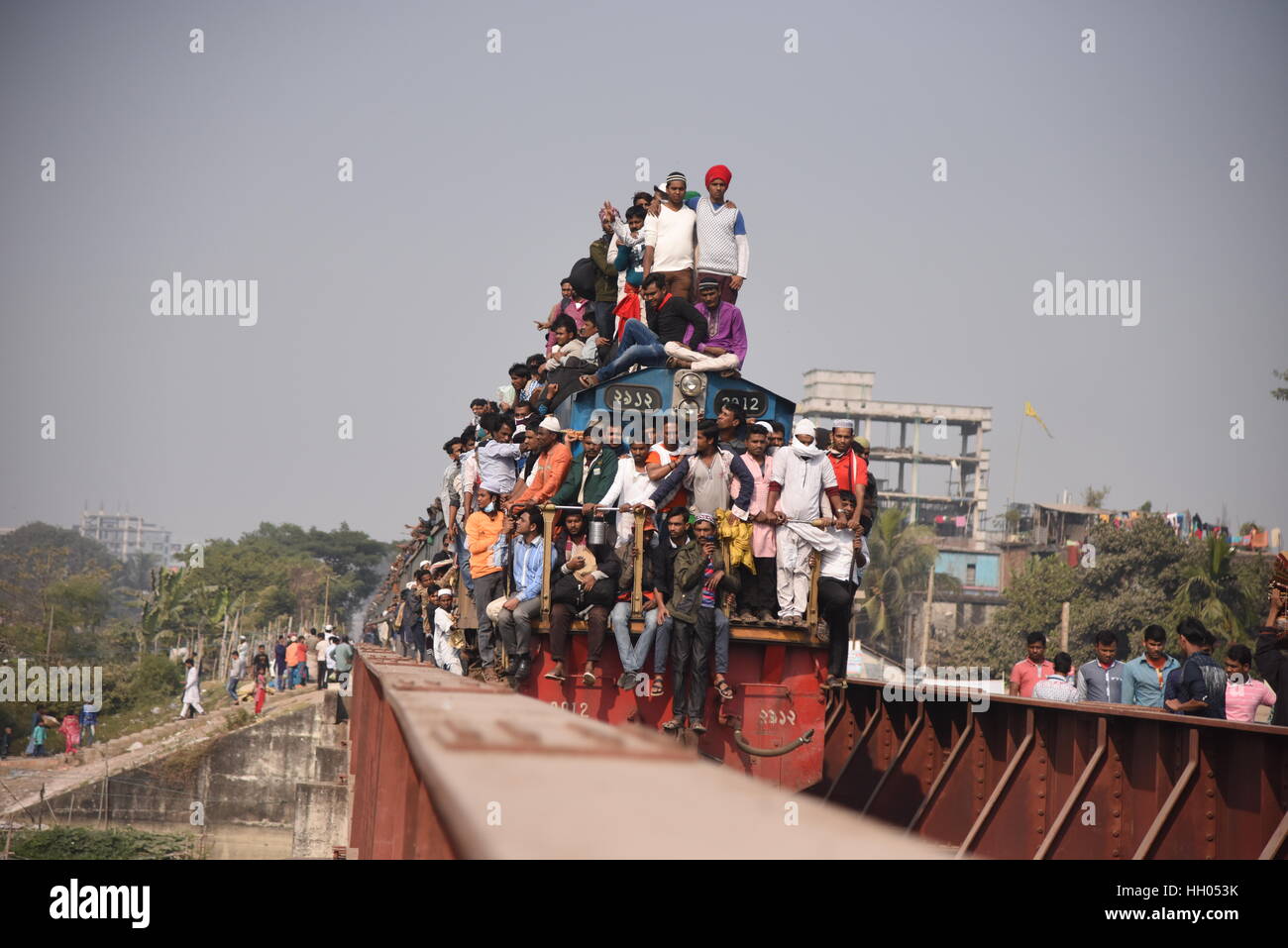 Dacca in Bangladesh. Il 15 gennaio 2017. Musulmana del Bangladesh devoti arrivano su un treno affollato di prendere parte in Akheri Munajat, o preghiera finale, all'Biswa Ijtema o Musulmana Mondiale Congregazione a Tongi, circa 30km a nord di Dhaka, Bangladesh, il 15 gennaio 2017. I musulmani uniti in preghiera sulle rive di un fiume in Bangladesh è il secondo più grande annuale congregazione islamica è terminato. Credito: Mamunur Rashid/Alamy Live News Foto Stock
