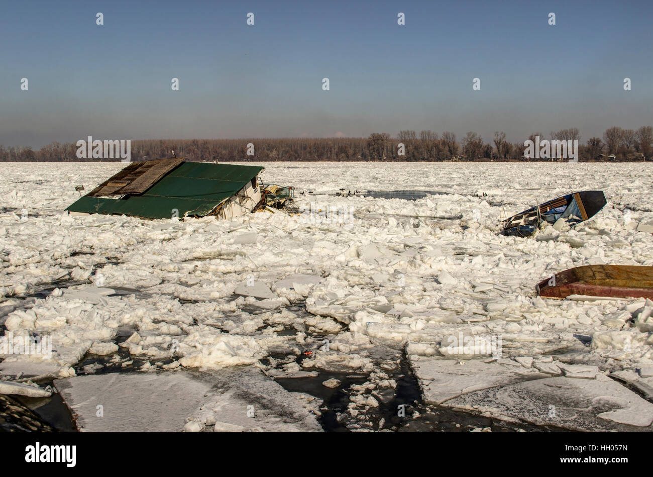 Blocchi di ghiaccio galleggiante sul Danubio distruggere tutto nel loro cammino. Blocchi di ghiaccio frantumato decine di case di zattere e barche. Foto Stock