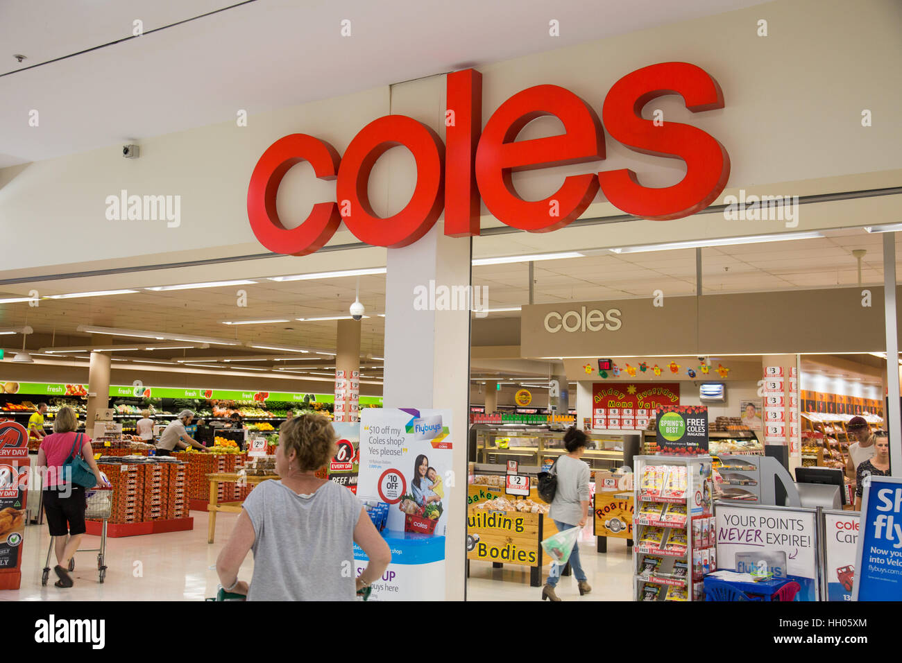 Onorevoli colleghe di entrare in un supermercato Coles store in Sydney Nord spingendo carrelli,l'Australia Foto Stock
