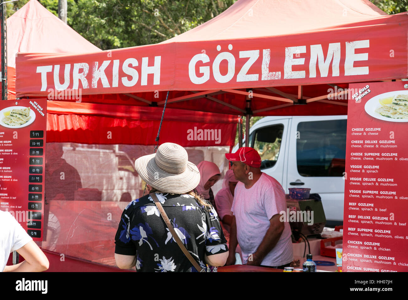 Estivo annuale Giornata dei mercati in questo sobborgo sulla spiaggia sulle spiagge del Nord di Sydney. Foto Stock