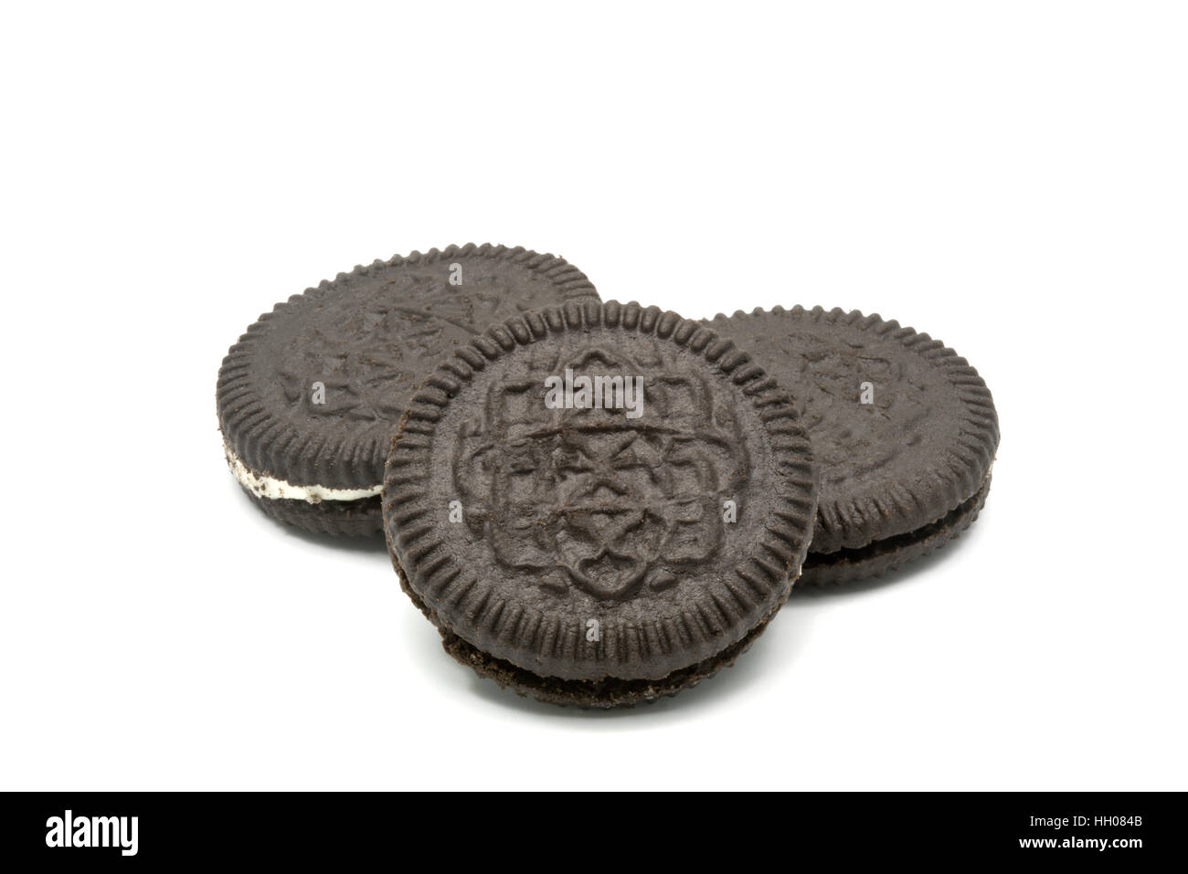 Biscotti al cioccolato con crema vaniglia ripieno su sfondo bianco Foto Stock