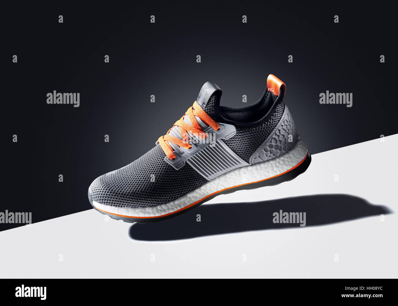 Vista ravvicinata della bella scarpa sportiva in bianco e nero Foto Stock