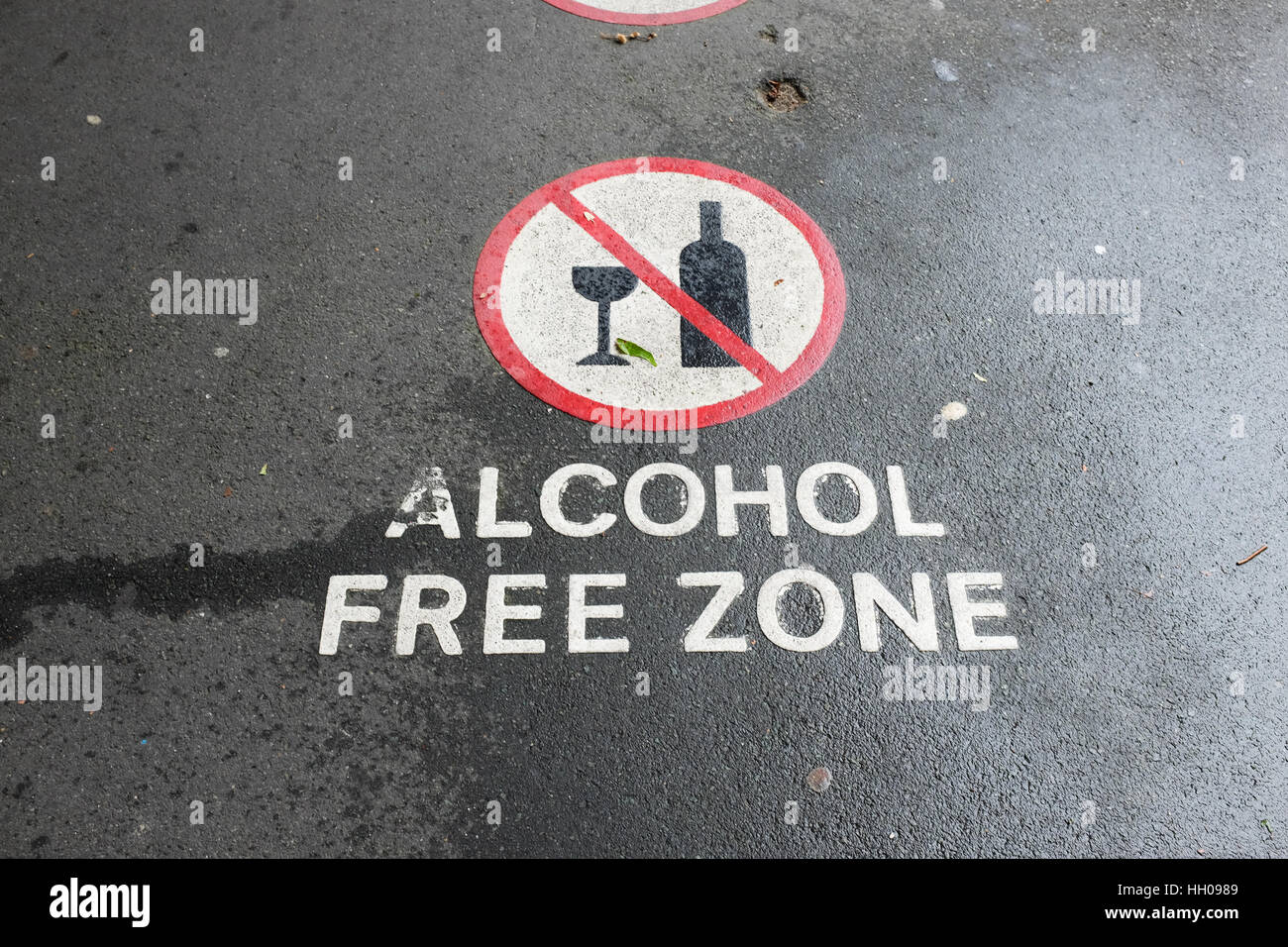 Un segno su un percorso che indica un alcol-zona franca. Foto Stock