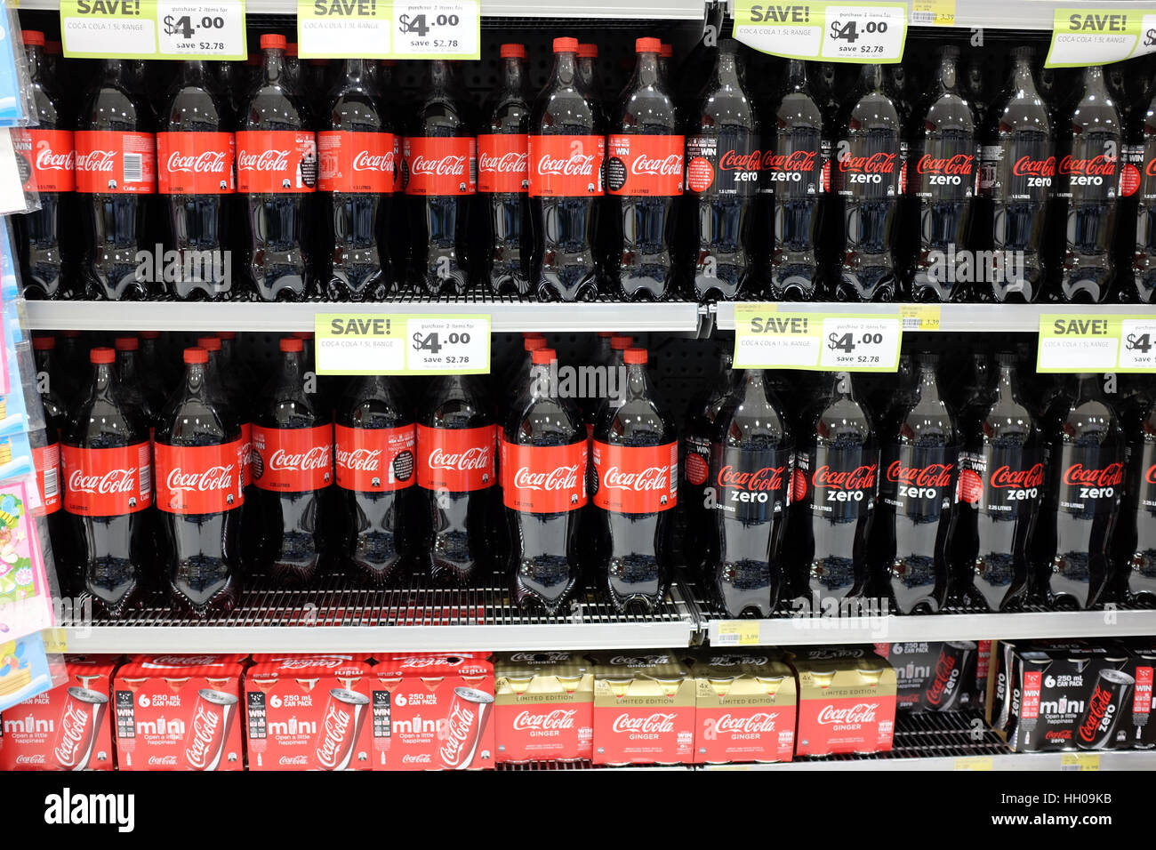 Uno scaffale di supermercato con bottiglie di Coca Cola. Foto Stock