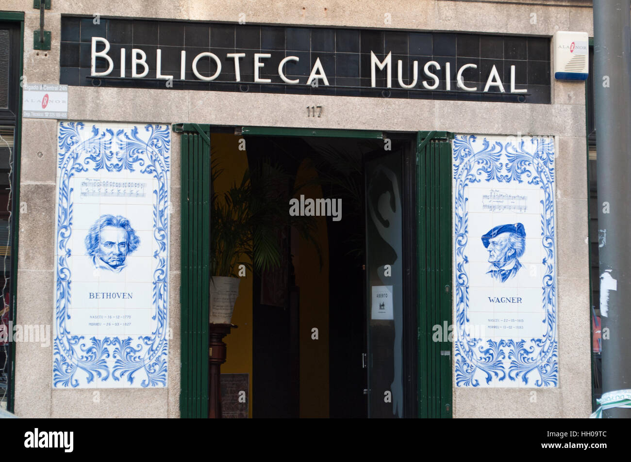 Porto, Portogallo, Europa: il segno e la porta di ingresso della biblioteca musicale, la libreria musicale fondata nel 1927 nella città vecchia Foto Stock