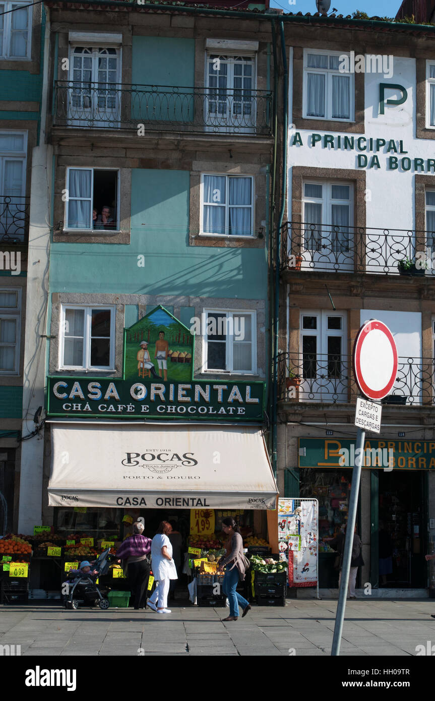 Porto: vista della Oriental House, un famoso negozio di generi alimentari fondata nel 1910 che ha iniziato a vendere i prodotti di Europa Orientale e colonie africane Foto Stock