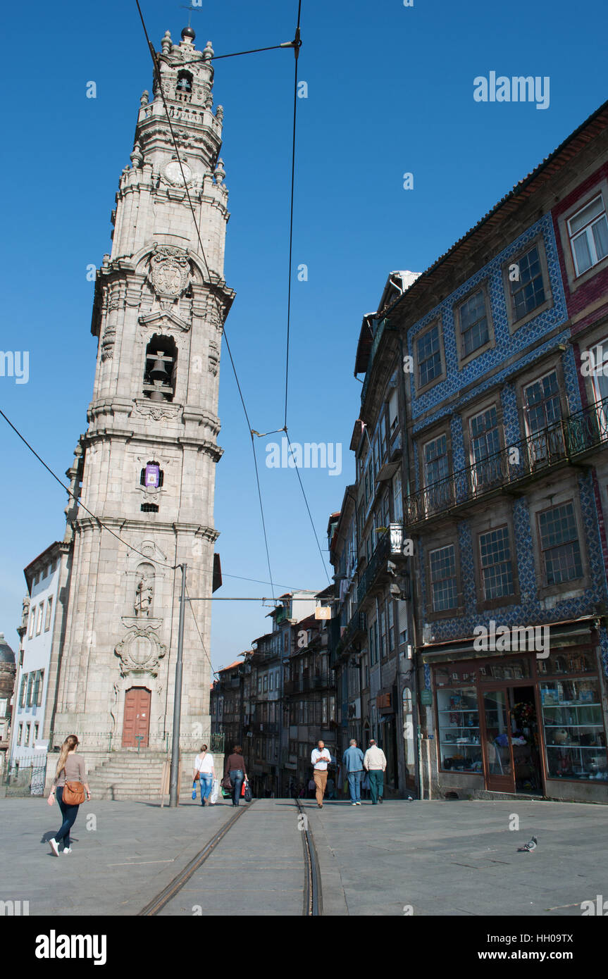 Porto, Portogallo, Europa: Vista della Torre dos Clerigos, una torre in pietra in stile barocco costruita tra il 1754 e il 1763 nella città vecchia Foto Stock