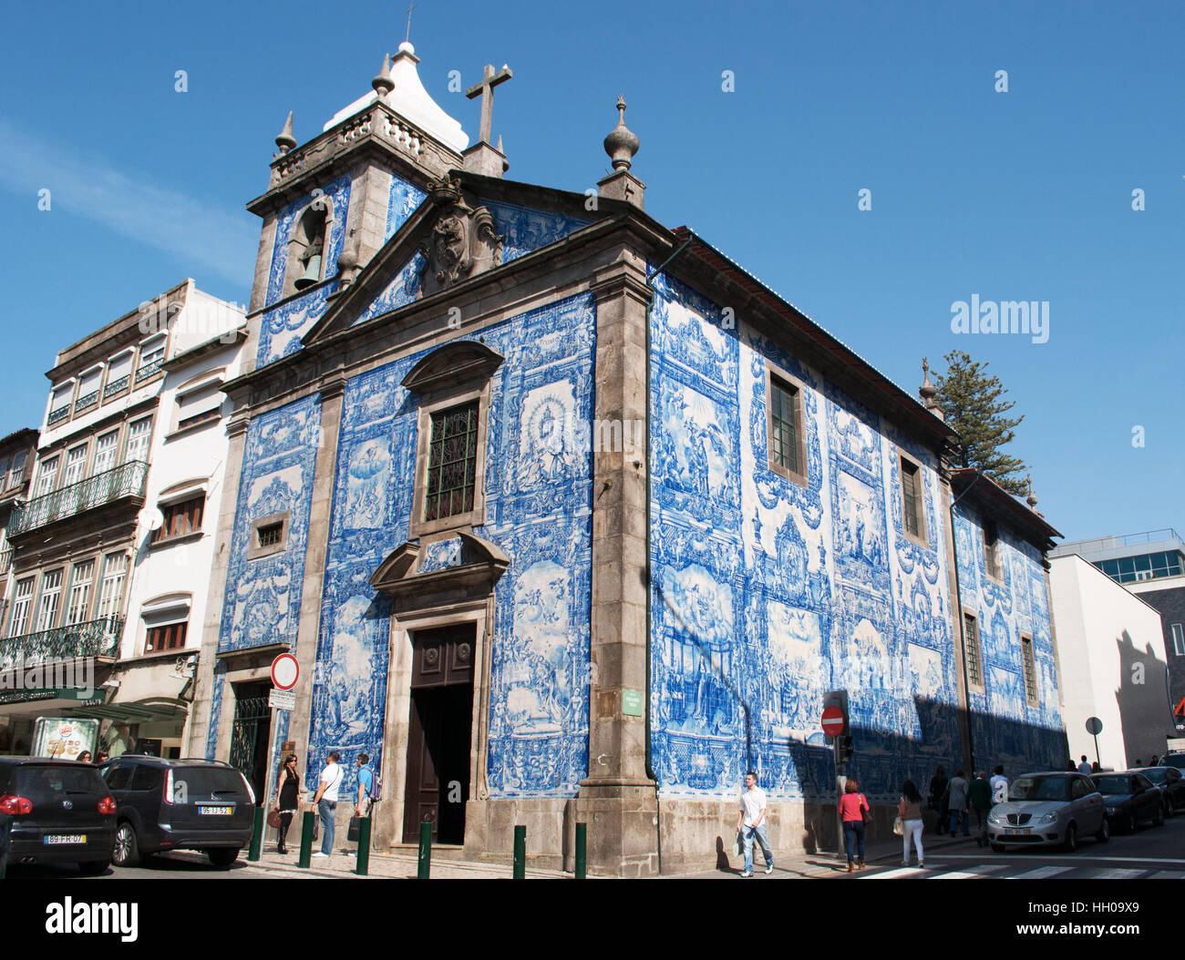 Portogallo: Capela das Almas, Cappella delle anime, o Santa Catarina la  cappella e la chiesa di Porto famoso per i suoi azulejos Foto stock - Alamy