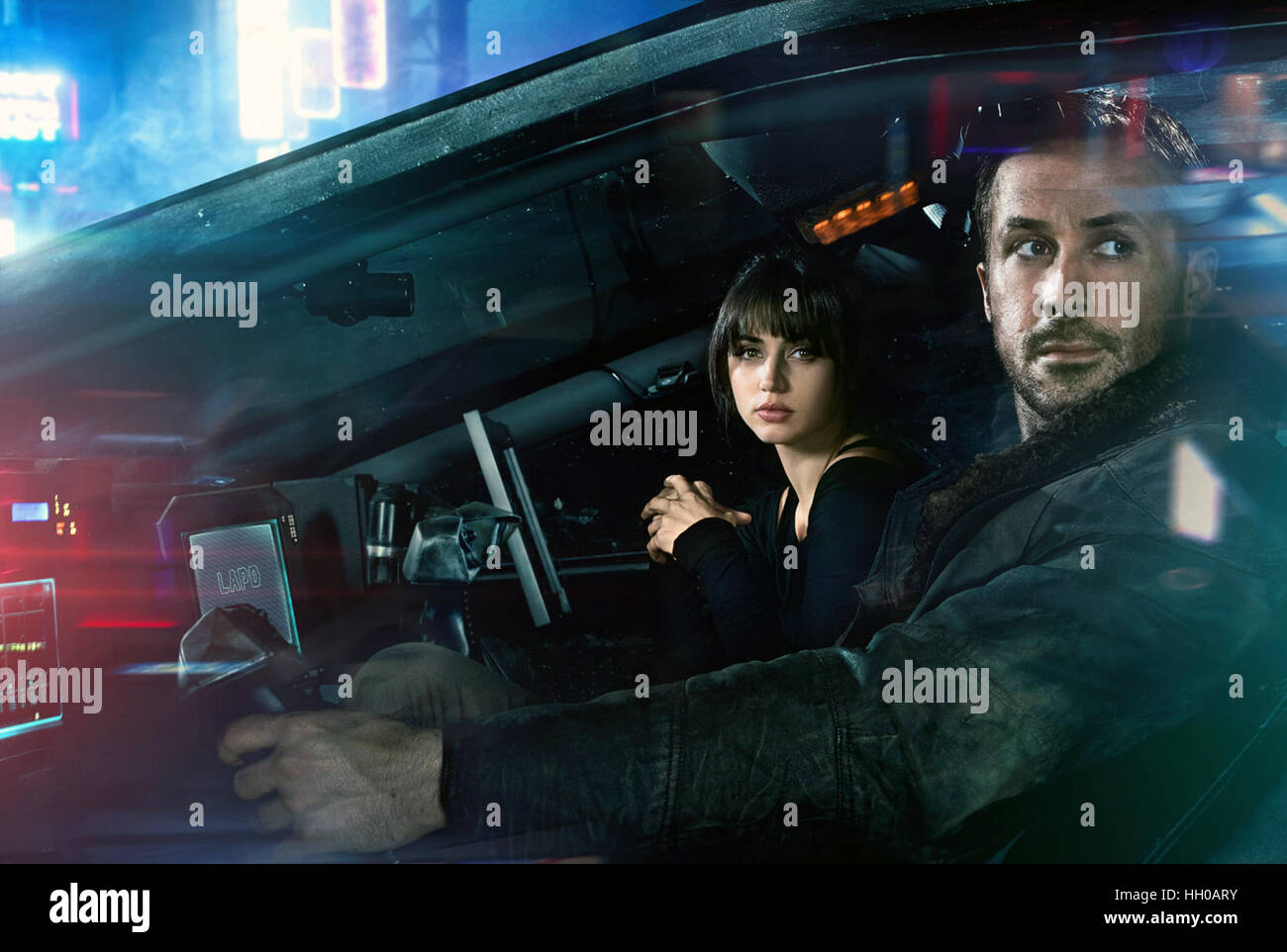 Blade Runner 2049 è una imminente American film di fantascienza diretto da Denis Villeneuve e prodotta da Ridley Scott, scritto da Hampton Fancher e Michael Green. È il sequel di Blade Runner e vede Harrison Ford reprise il suo ruolo come Rick Deckard. Accanto a Ford, sarà anche star un cast ensemble incluso Ryan Gosling, Robin Wright, Dave Bautista, Sylvia Hoeks, Ana de Armas, Carla Juri, David Dastmalchian, Barkhad Abdi, Lennie James e Jared Leto. Questa fotografia è per il solo uso editoriale ed è il copyright del film company e/o il fotografo assegnato dal film o pro Foto Stock