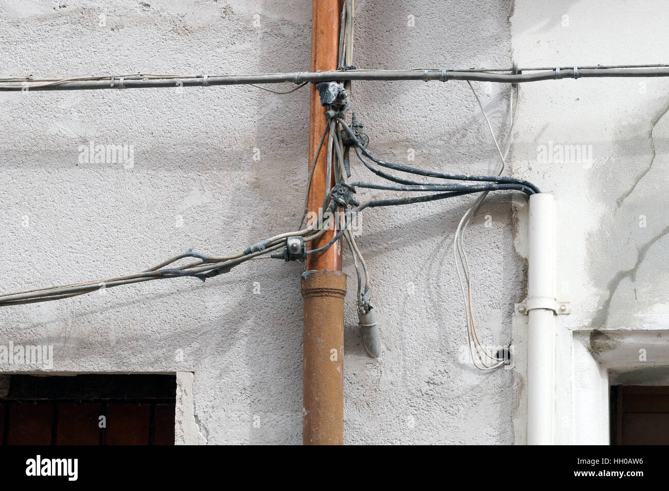 Elettrici e cavi telefonici sulla facciata Foto stock - Alamy