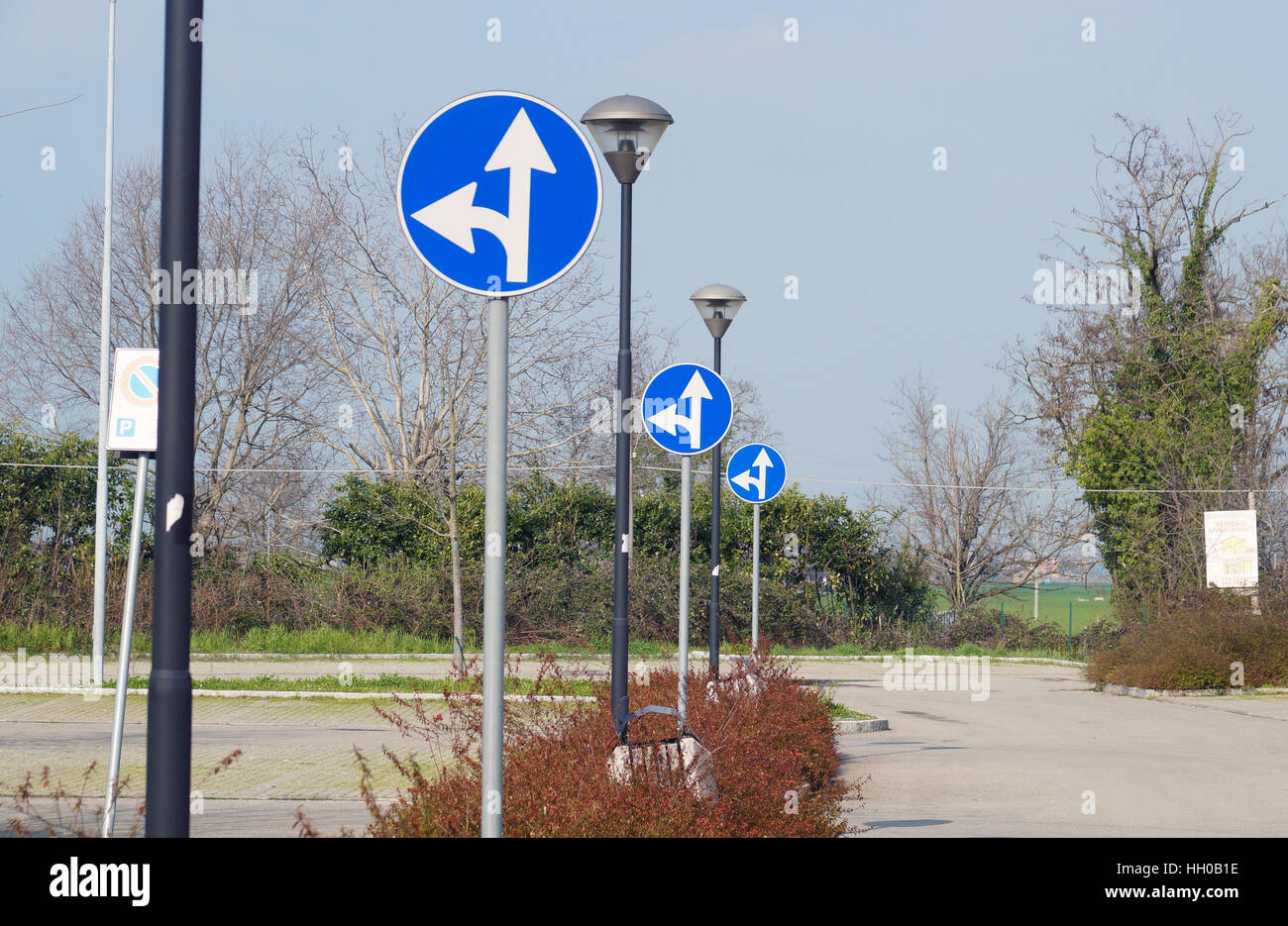 La freccia nel parcheggio . parco marcatore a sinistra o a destra Foto Stock
