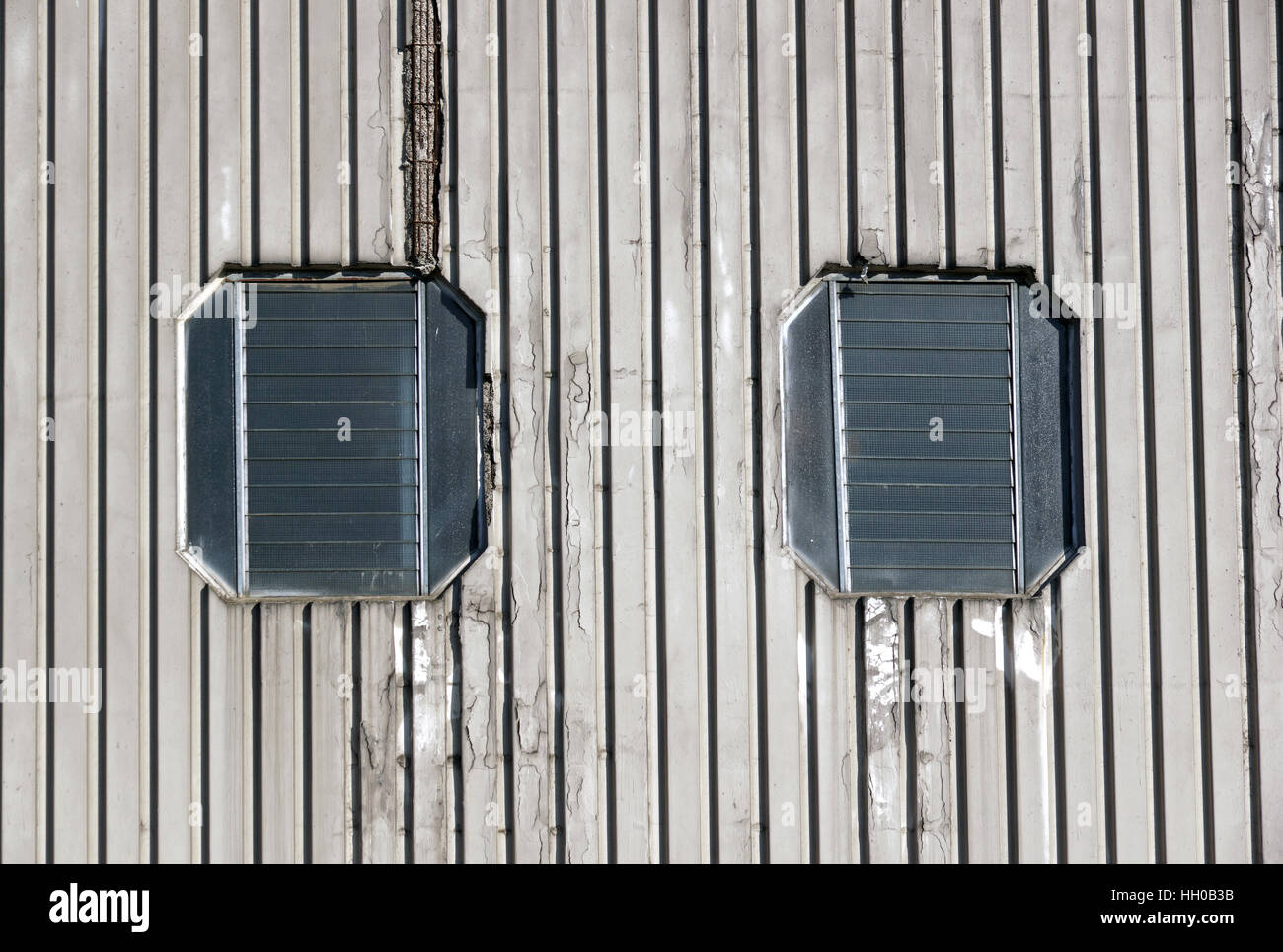 Architectural close up di un industriale edificio con facciata con pannelli metallici e windows Foto Stock