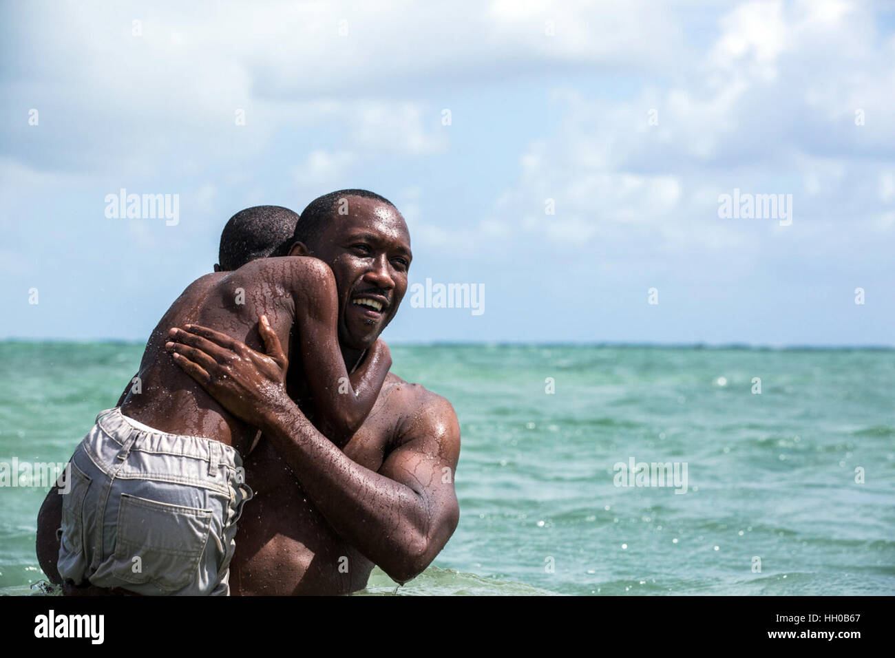 Chiaro di Luna è un 2016 American Drama film scritto e diretto da Barry Jenkins, basato sul gioco in Moonlight Nero ragazzi appaiono blu da Tarell Alvin McCraney. Il film stelle Trevante Rhodes, André Holland, Janelle Monáe, Ashton Sanders, Jharrel Jerome, Naomie Harris e Mahershala Ali. Questa fotografia è per il solo uso editoriale ed è il copyright del film company e/o il fotografo assegnato dal film o società di produzione e può essere riprodotto solo da pubblicazioni in congiunzione con la promozione del film di cui sopra. Un credito per il film company è richiesto. Il Fotografo Foto Stock