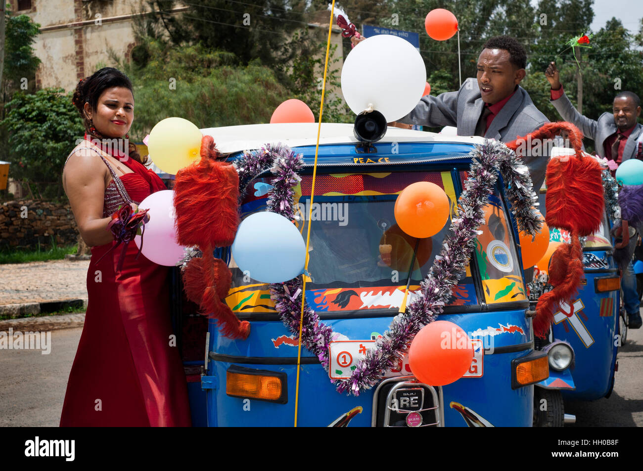 La celebrazione dei matrimoni in Aksum, Etiopia. La festa nuziale percorre le strade di Axum a bordo di un tuc-tuc celebrando che hanno appena sposato il loro re Foto Stock