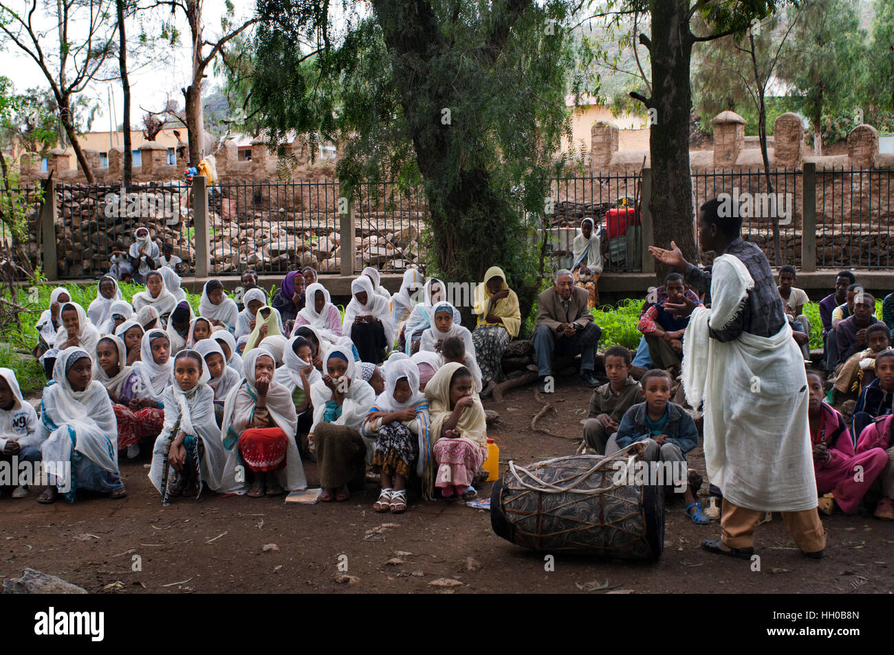 Santa Maria di Zion Church, Aksum, Etiopia. Più separati i ragazzi e le ragazze stanno facendo la catechesi all interno della chiesa di Santa Maria di Sion ad Axum. L'Arca o Foto Stock