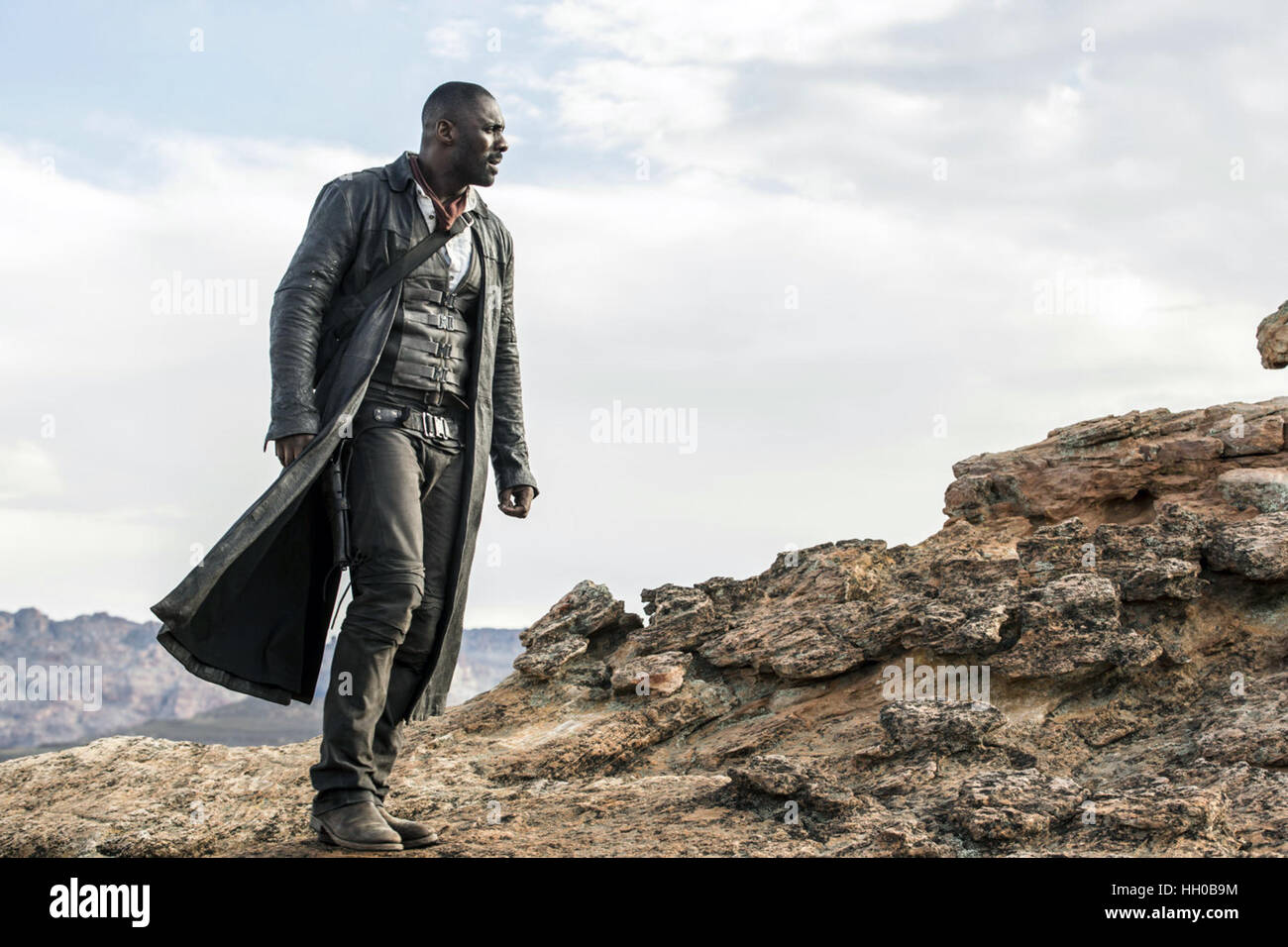 Il Dark Tower è un imminente 2017 scienza americana fantasy western film horror diretto e co-scritto da Nikolaj Arcel, basata sulla serie di romanzi dello stesso nome da Stephen King. Questa fotografia è per il solo uso editoriale ed è il copyright del film company e/o il fotografo assegnato dal film o società di produzione e può essere riprodotto solo da pubblicazioni in congiunzione con la promozione del film di cui sopra. Un credito per il film company è richiesto. Il fotografo deve anche essere accreditato quando noto. Foto Stock