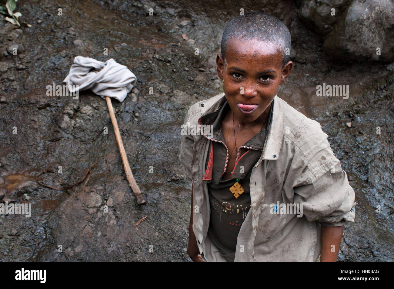 Strada tra da Wukro a Mekele, Etiopia. Sulla strada tra Wukro e Mekele diverse persone raccolgono acqua e la possibilità di fare il bagno in una s Foto Stock