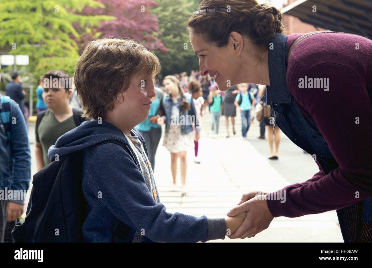 La meraviglia è un imminente American Drama film diretto da Stephen Chbosky e scritto da Steve Conrad basato sul romanzo 2012 dello stesso nome da R.J. Palacio. Il film stelle Julia Roberts e Owen Wilson come i genitori di Giacobbe Tremblay, che interpreta il ruolo di un giovane ragazzo che lottano per superare una deformità facciale. Questa fotografia è per il solo uso editoriale ed è il copyright del film company e/o il fotografo assegnato dal film o società di produzione e può essere riprodotto solo da pubblicazioni in congiunzione con la promozione del film di cui sopra. Un credito per il film company è richiesto. Foto Stock