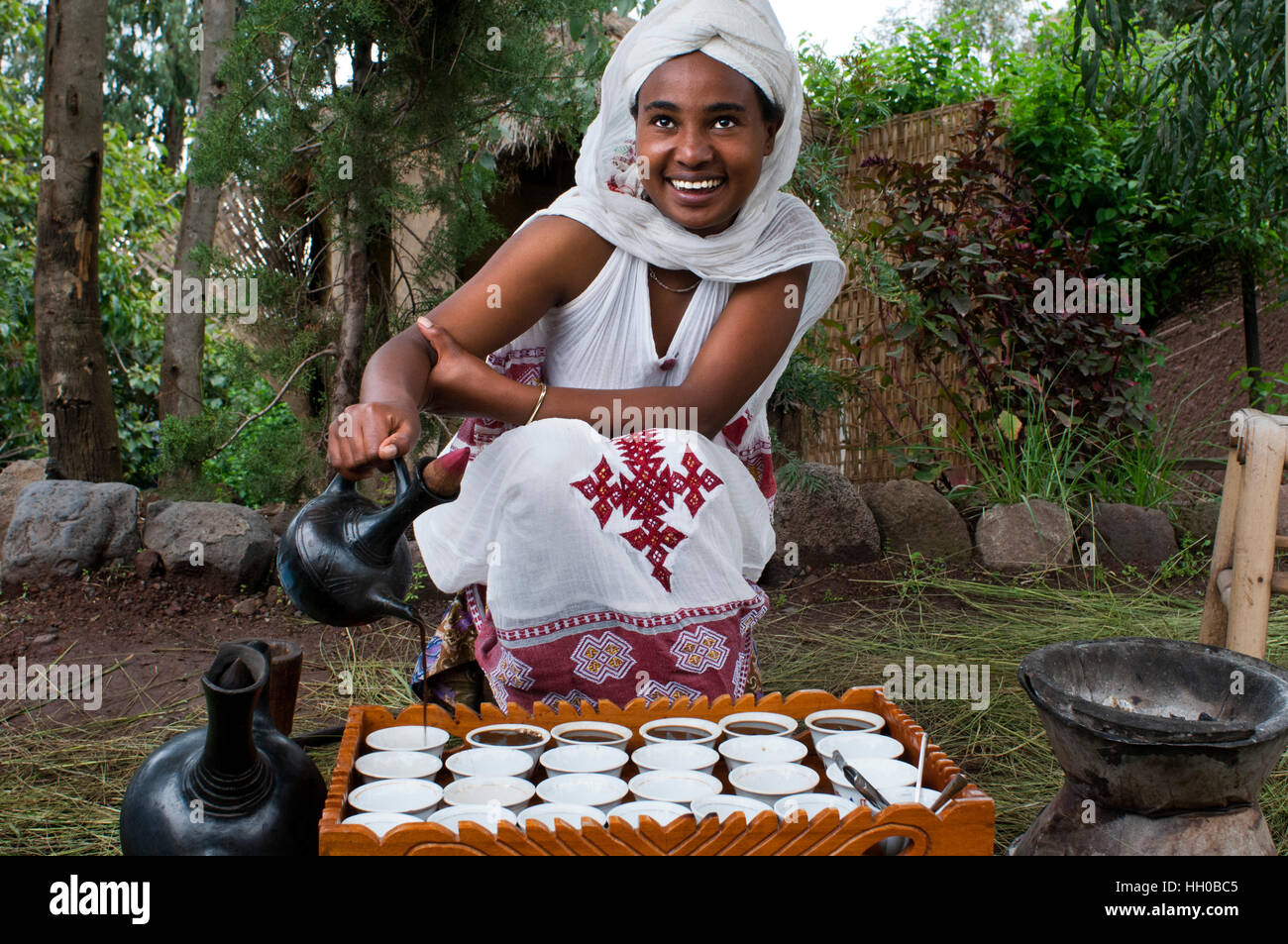Lalibela, Amhara Region, Etiopia. La cerimonia del caffè. Uno di Etiopia più grandi piaceri è il suo cafe. La cerimonia è un rito come il tè in Giappone. Foto Stock
