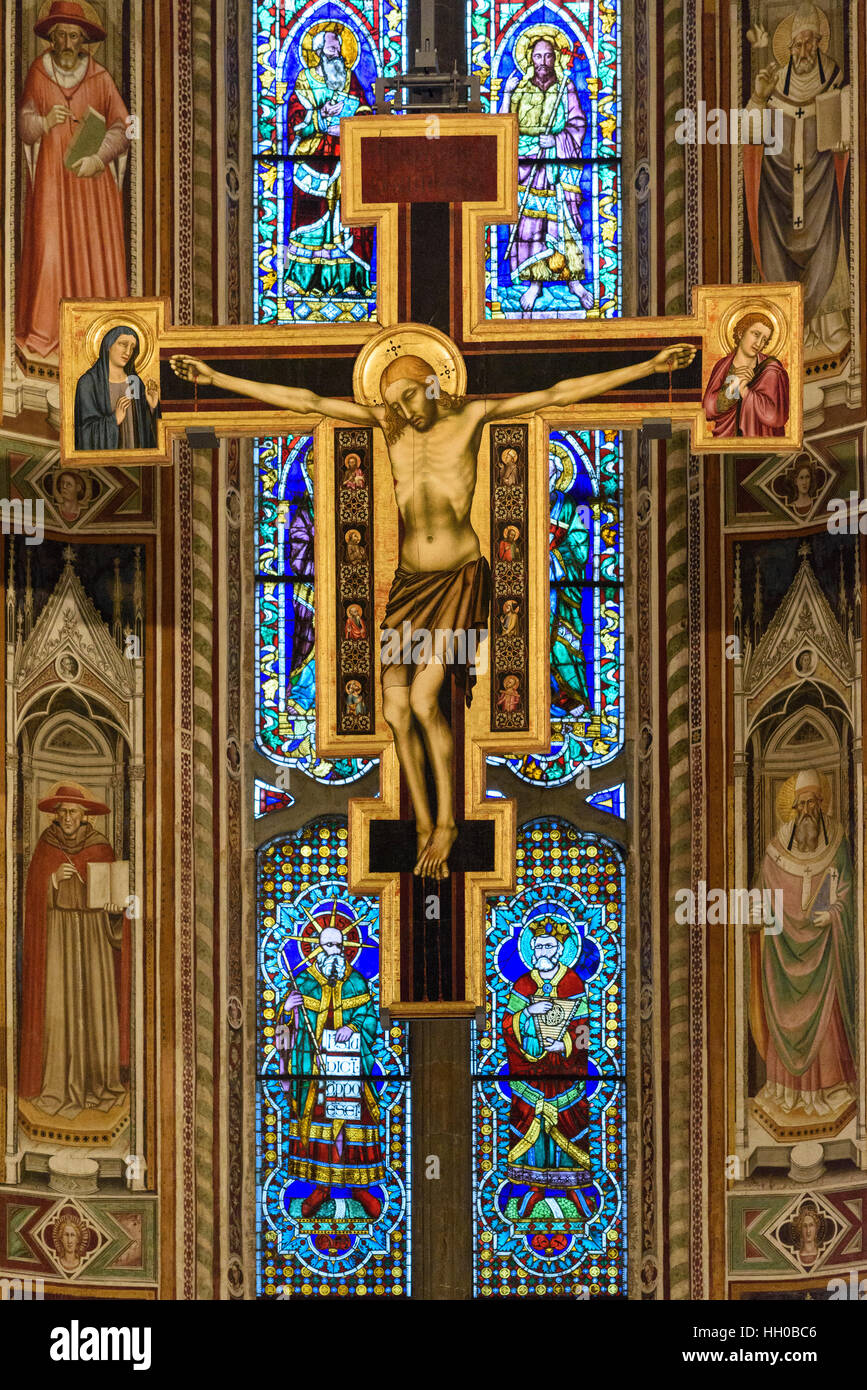 Firenze. L'Italia. Basilica di Santa Croce, Maestro di Figline dipinto del  crocifisso in legno (ca. 1320) sopra l altare maggiore Foto stock - Alamy