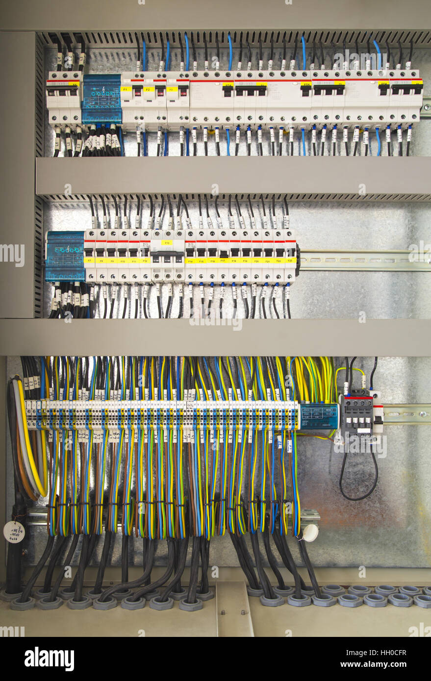 Comando elettrico armadio con dispositivi elettrici Foto Stock