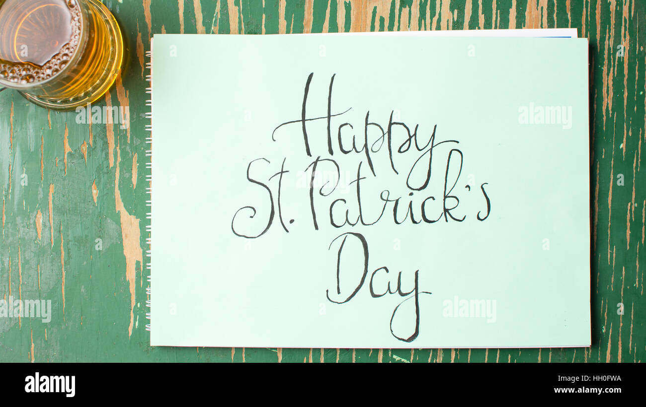 Happy St Patrick giorno scheda di calligrafia e bicchiere di birra Foto Stock