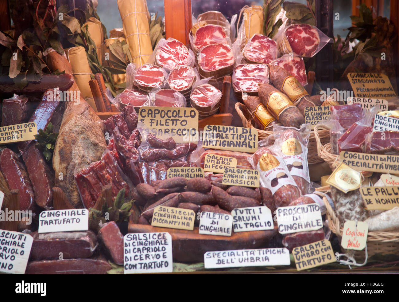 Orvieto, Italia - 16 Marzo 2014: delicatessen del negozio finestra che mostra il più tipico prodotto a base di carne di maiale e di carne bovina in Orvieto. Foto Stock