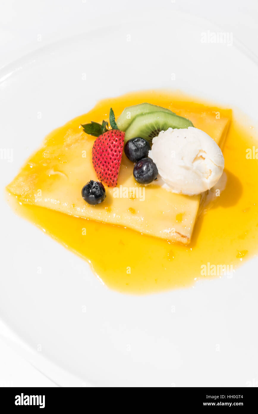 Gelato arricciato con salsa dolce dessert Foto Stock