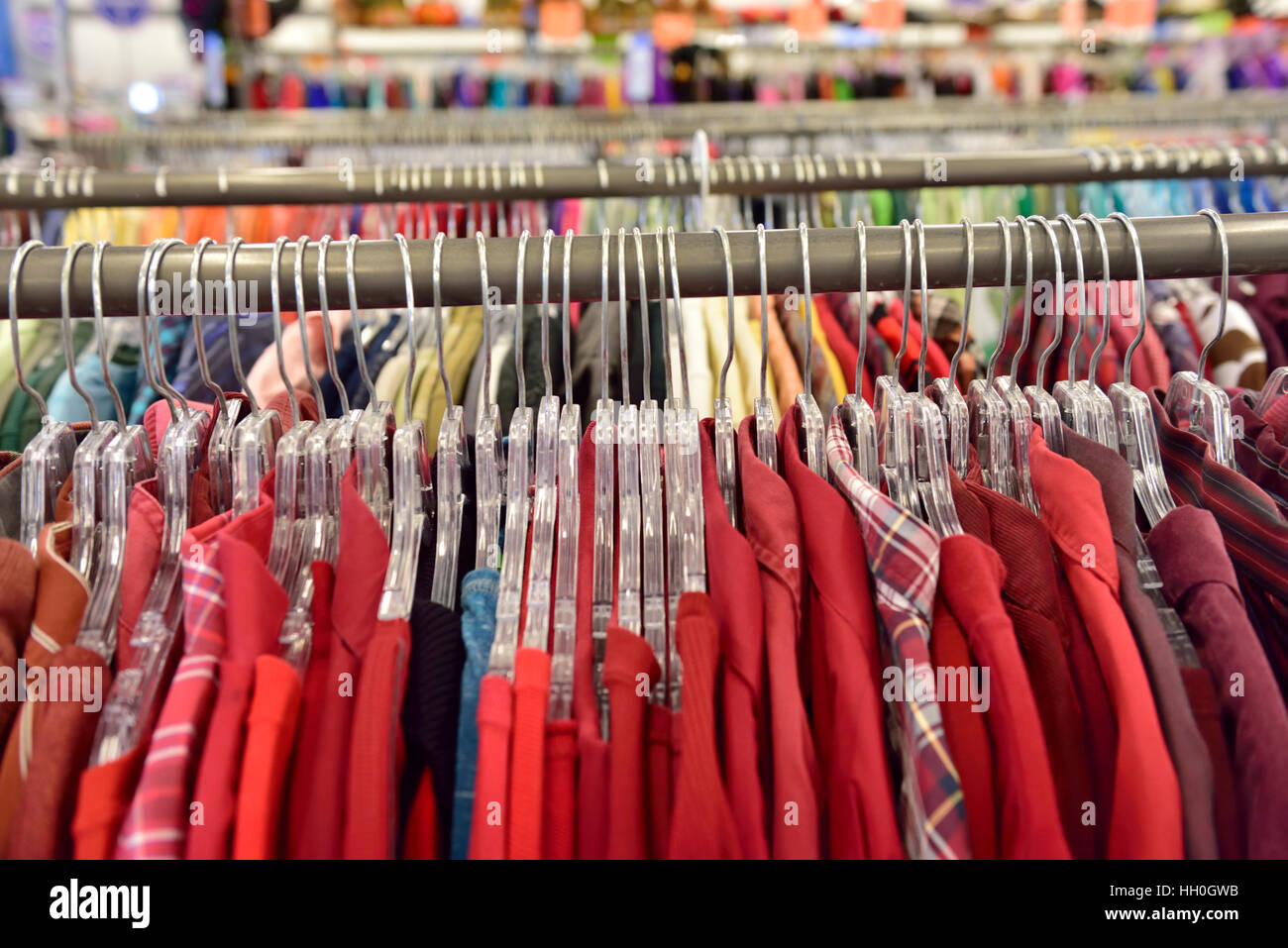 Rack di colorati di rosso donna camicie in vendita nel negozio Foto Stock