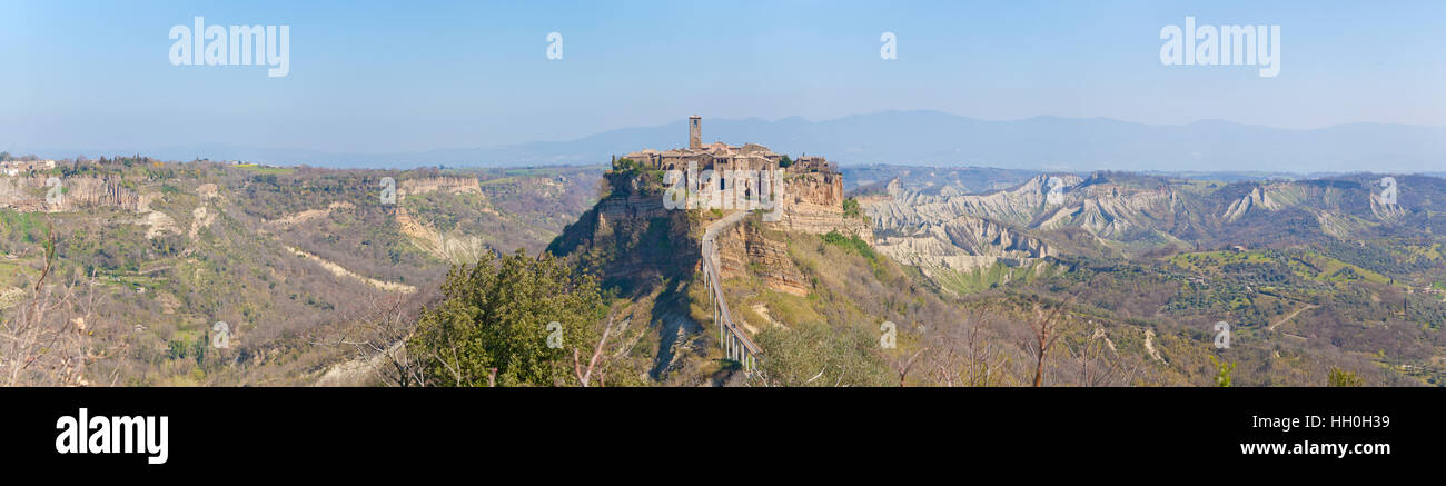 Vista di Civita di Bagnoregio Passato mezzogiorno (Viterbo, Italia). Foto Stock