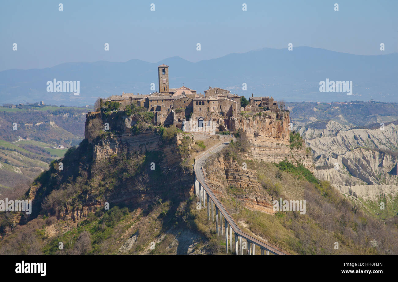 Vista di Civita di Bagnoregio Passato mezzogiorno (Viterbo, Italia). Foto Stock