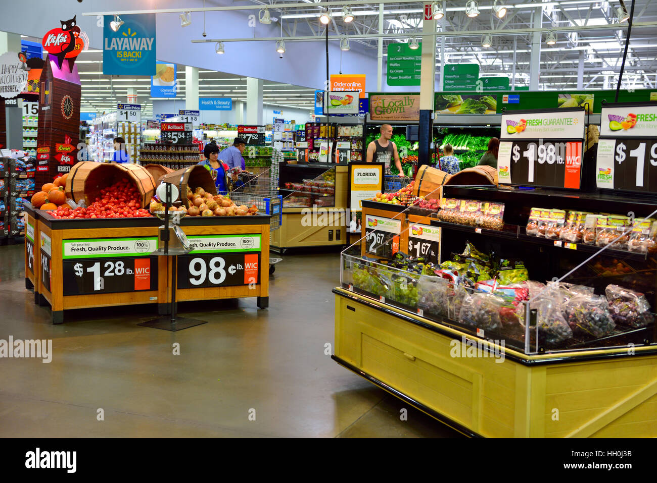 All'interno del supermercato con display di produrre Wall Mart, Miami, Florida Foto Stock