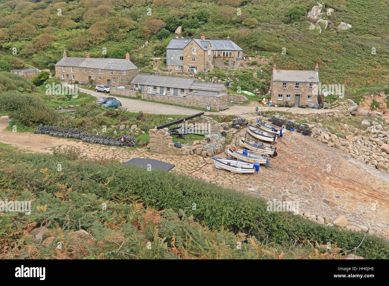 Barche da pesca trasportata su di uno scalo a Penberth Cove, Cornwall, Inghilterra, Regno Unito. (HDR) Foto Stock