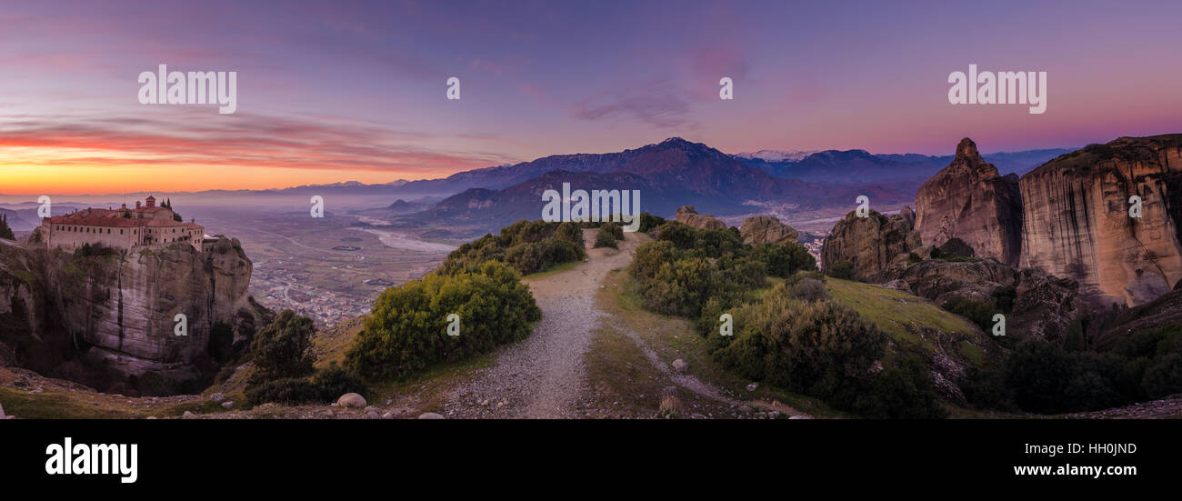 Vista mozzafiato di Meteora Monastero Roussanou al tramonto, Grecia. Formazioni geologiche di grandi rocce con monasteri sulla parte superiore Foto Stock