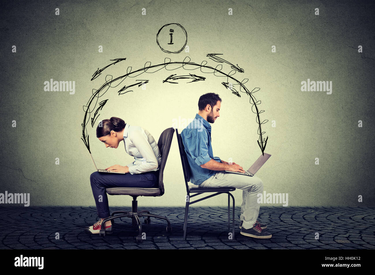 Profilo laterale giovane donna che lavorano sui notebook lo scambio di social media informazioni. Computer nuova tecnologia internet concept Foto Stock