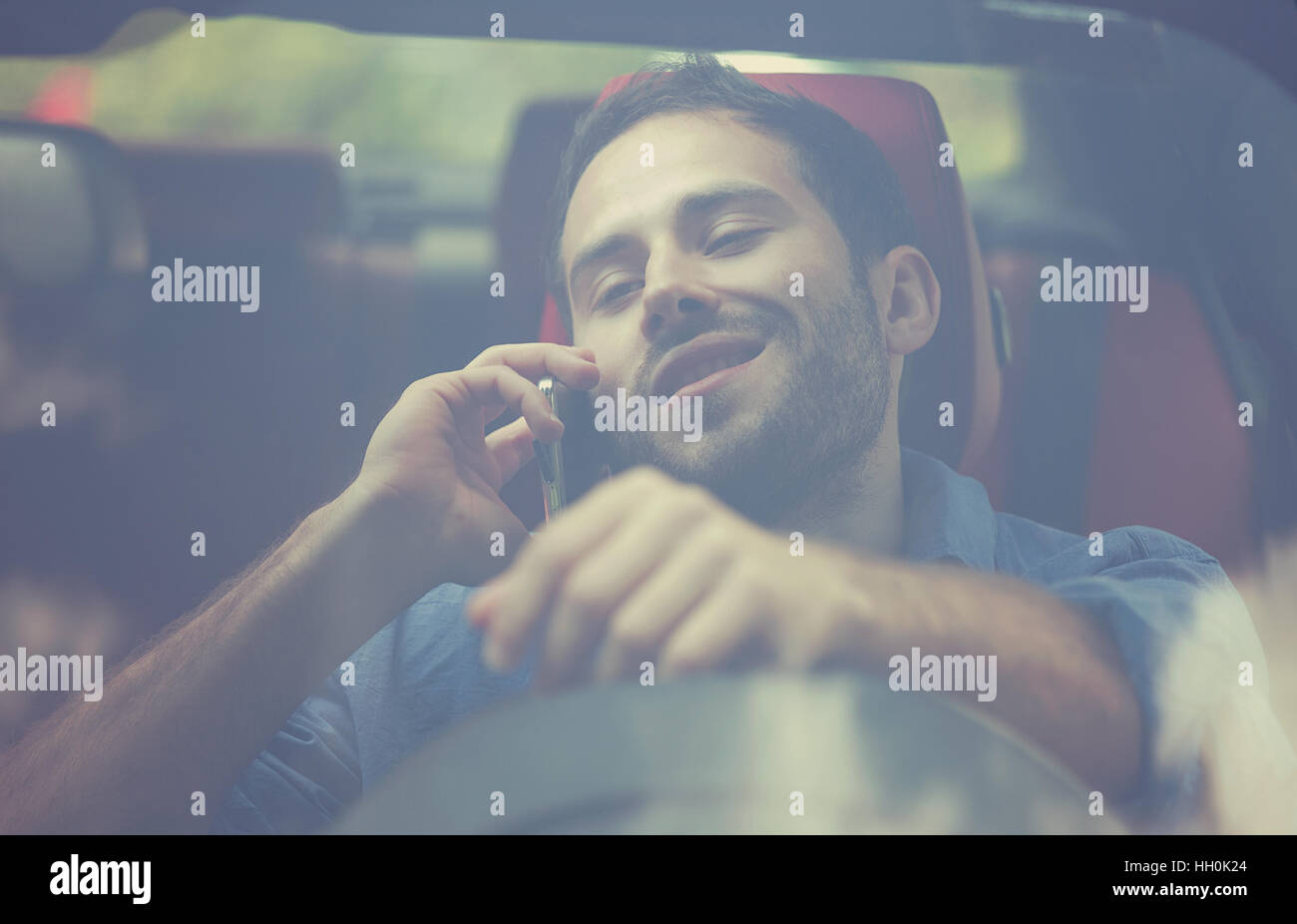 Finestra anteriore visualizza l uomo parlando al telefono cellulare auto di guida . Rischioso driver sconsiderate cattive abitudini. La sicurezza del traffico violazione delle regole Foto Stock