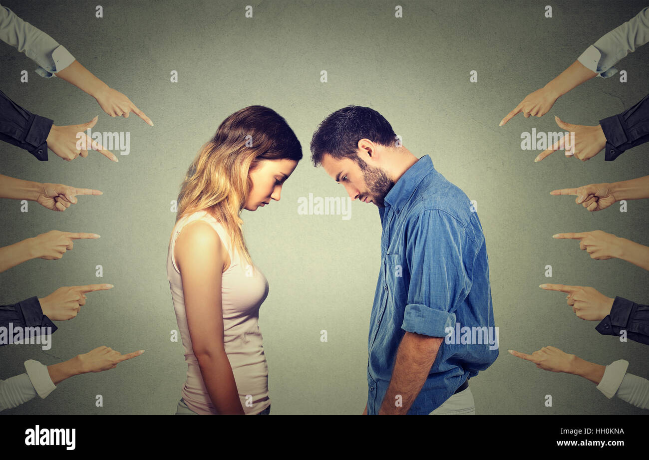 Rapporto di matrimonio difficoltà . Accusa di colpevoli persone. Triste donna e uomini guardando giù molte dita puntando verso di loro Foto Stock