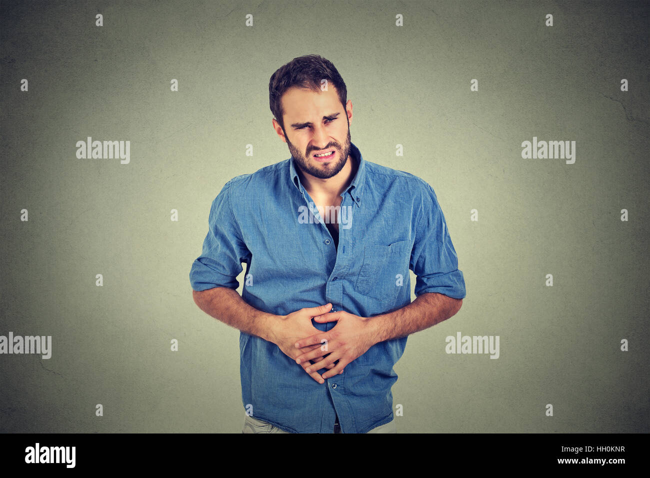Giovane con dolore di stomaco indigestione Foto Stock