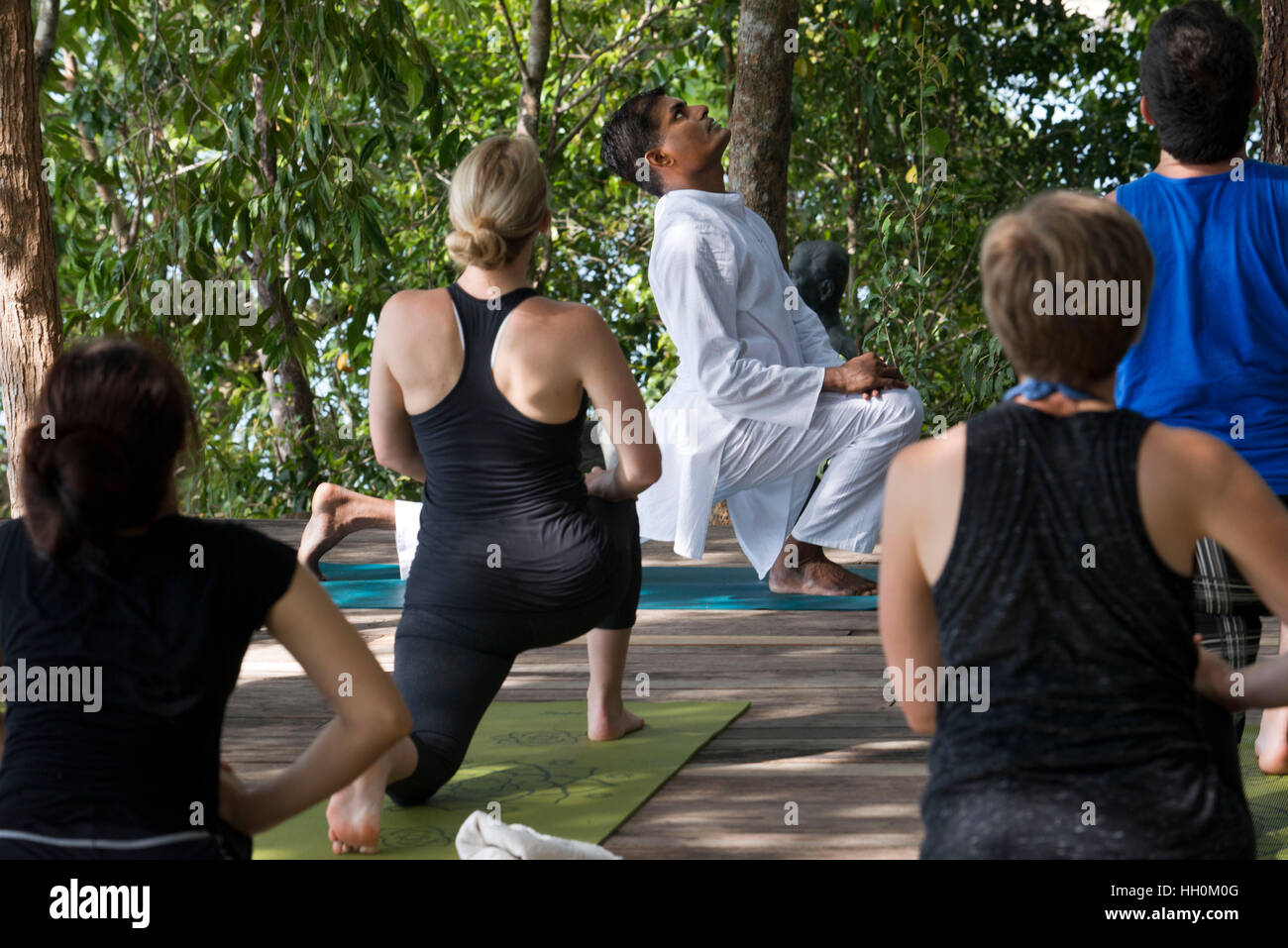 Six Senses Resort Koh Yao Noi, Phang Nga Bay, Thailandia, in Asia. Yoga classe di mattina. Quotidianamente mattina yoga con una vista stupenda. Six Senses Yao Noi imposta th Foto Stock